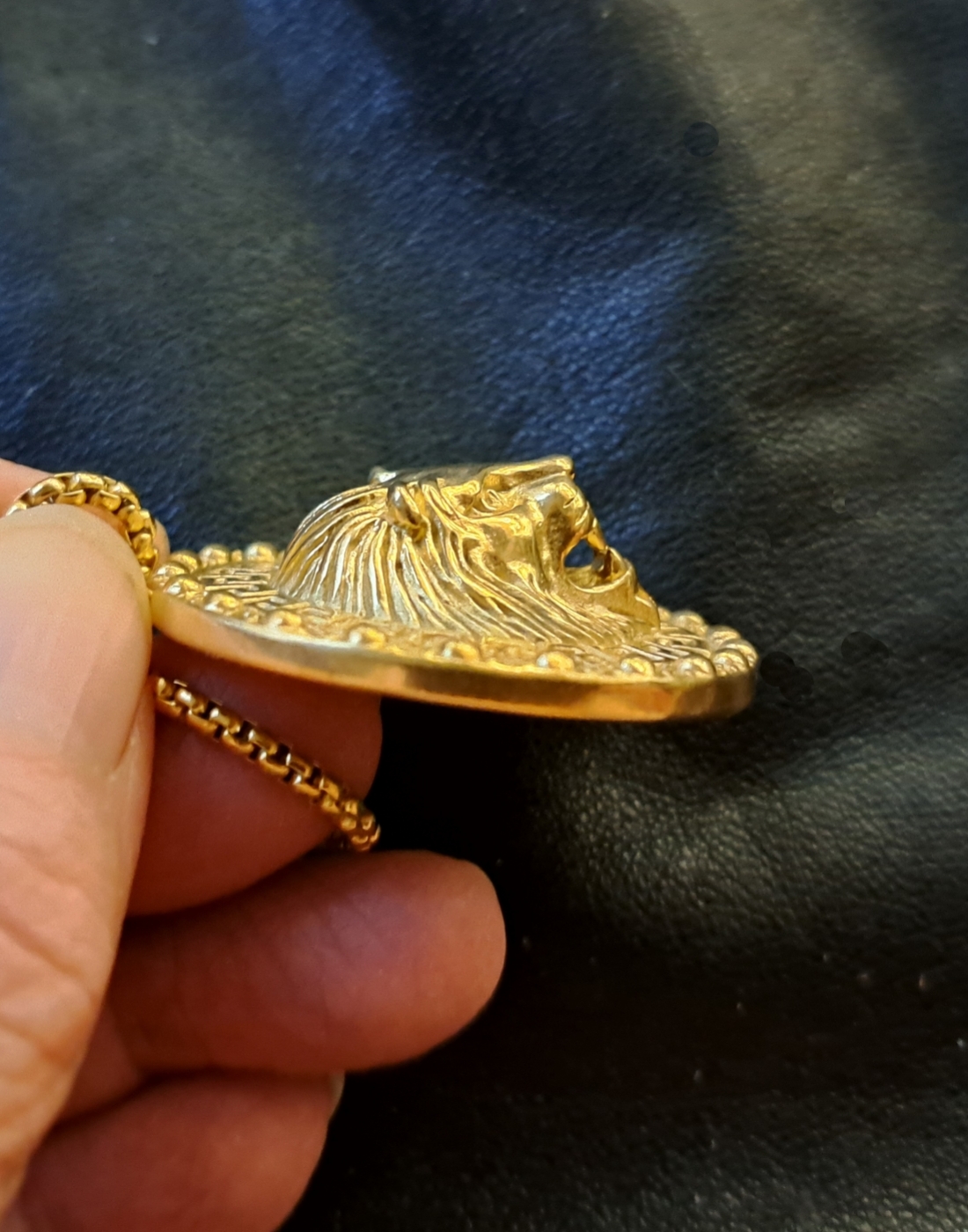 kompozycja 3 oddzielnych naszyjników w duchu biżuterii Boho z mixu szklanych pereł i ozdób typu bali w kolorze złota